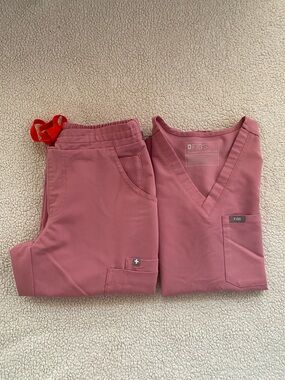 Figs Pink V‑Neck Scrub Top & Elastic Waist Pants XXS